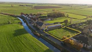 Bent u op zoek naar een bouwgrond mét loods? Op dit prachtig gelegen perceel van 1.115 m² vindt u niet alleen de ideale plek om uw droomwoning te realiseren, maar ook een praktische loods van 130 m² en een aparte garagebox. Perfect voor wie bouwplannen heeft en meteen extra opslagruimte kan gebruiken.<br /><br />Het perceel ligt in het charmante en rustige Steenkerke, vlak bij Veurne, waar u kunt genieten van een groene omgeving en volledige rust. Tegelijk profiteert u van alle voorzieningen in de buurt en een vlotte bereikbaarheid dankzij de nabijheid van de E40, waardoor de kust, Brugge en andere steden makkelijk te bereiken zijn.<br /><br />De bouwgrond is mooi rechthoekig van vorm en biedt tal van mogelijkheden voor het bouwen van een ruime, lichtrijke woning met tuin.<br /><br />Troeven:<br />- Rustige en groene ligging<br />- Nabij Veurne<br />- Snelle toegang tot de E40<br />- Loods van 130 m² en aparte garagebox, ideaal voor opslag of hobbyruimte