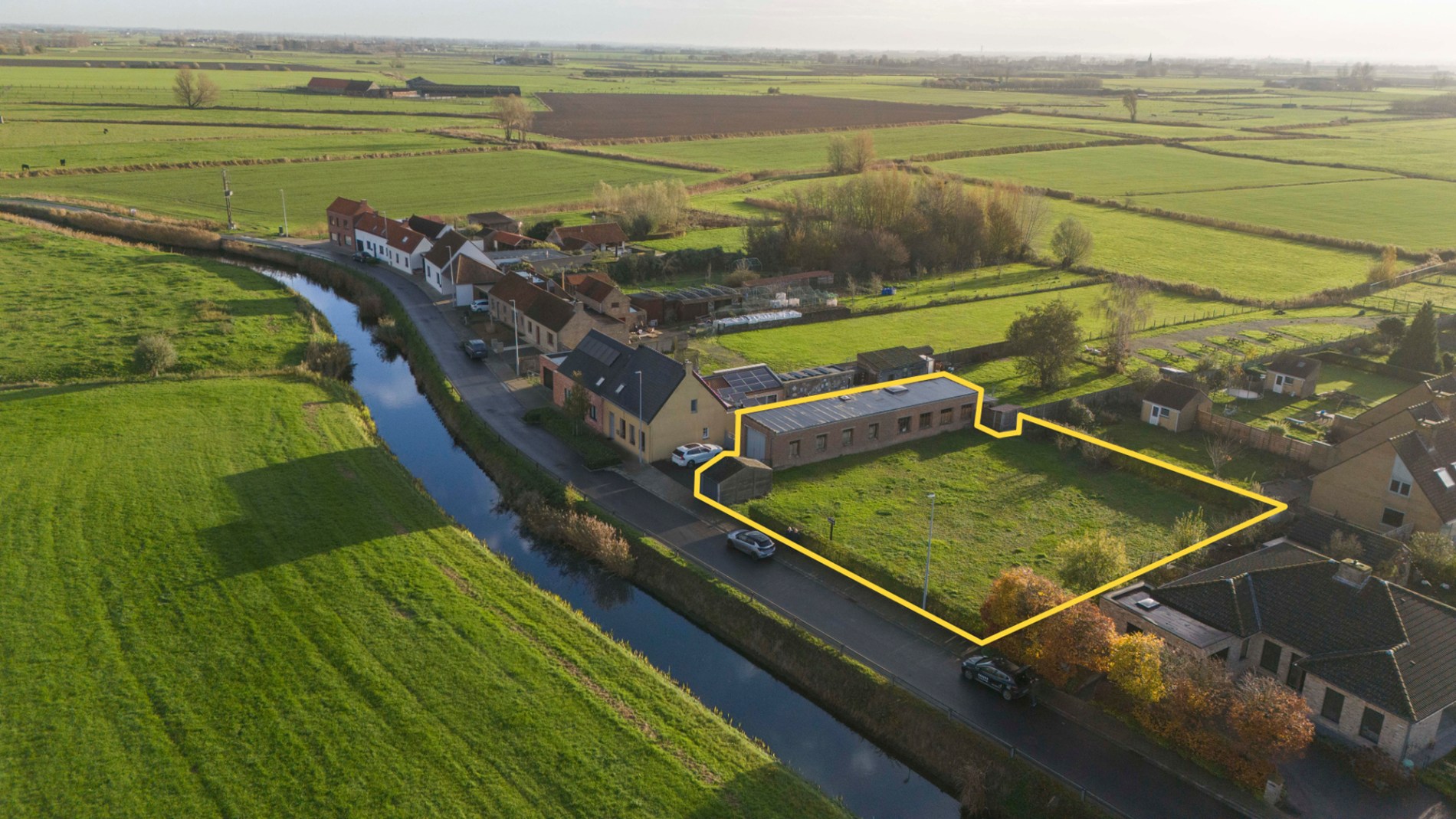 Uniek gelegen bouwgrond met loods in het rustige Steenkerke - foto 1