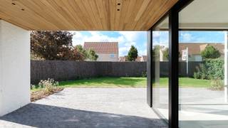 Prachtige nieuwbouwvilla te Duinbergen.Op het gelijkvloers bevindt zich een stijlvolle inkomhal met gastentoilet en vestiaire, gevolgd door een...