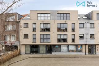 <strong>Zeker investeren in het hart van Schoten – Sale &amp; Lease Back met gegarandeerde huuropbrengst<br /><br /></strong>Bent u op zoek naar een zorgeloze vastgoedinvestering met stabiele, gegarandeerde inkomsten en een netto-rendement van meer dan 3,3%? Of ziet u zichzelf op termijn wonen in dit ruime appartement in het centrum van Schoten?<br />Dan is dit unieke <strong>Sale &amp; Lease Back-aanbod</strong> precies wat u zoekt.<br /><br />Bij deze formule koopt u een kwalitatief appartement waarbij de huidige eigenaar huurder blijft, via een notarieel vastgelegd huurcontract. Zo geniet u meteen van een vaste huuropbrengst, zonder leegstand of verhuurkopzorgen.<br /><br />Dit ruime en hedendaagse appartement biedt alle comfort voor aangenaam wonen én veilig investeren:<br />
<ul>
<li><strong>Royale bewoonbare oppervlakte </strong>van ca. 115 m²</li>
<li><strong>Drie volwaardige slaapkamers</strong>, waarvan twee met directe toegang tot het aangename terras</li>
<li><strong>Volledig ingerichte keuken</strong> met alle hedendaags comfort, aansluitend een praktische berging</li>
<li><strong>Ruime badkamer</strong> met douche en aansluitingen voor wasmachine en droogkast</li>
<li><strong>Zeer ruime dubbele garagebox</strong>, ideaal voor wagen én fietsen, uitgerust met een elektrische poort voor extra comfort en veiligheid</li>
</ul>
<strong><strong><br /></strong><span>Waarom dit een interessante investering is:</span></strong><br />
<ul>
<li><strong>Gegarandeerde huuropbrengst </strong>dankzij een 'levenslang' huurcontract<br /><strong>👉 <em>Maandelijkse huur: €1.350</em></strong></li>
<li><strong>Onmiddellijke inkomstenstroom</strong> vanaf de aankoopakte ontvangt u de huurinkomsten</li>
<li><strong>Zorgeloos investeren</strong> dankzij het Sale &amp; Lease Back-concept met vaste huurder</li>
<li><strong>Sterk waardepotentieel</strong> op lange termijn in een gegeerde en centrale ligging</li>
<li><strong>Hedendaags en goed onderhouden appartement</strong>, waardoor geen grote kosten worden verwacht op korte of middellange termijn</li>
</ul>
<span><br />Een slimme keuze voor de toekomst:<br /></span>Dit investeringsvastgoed combineert financiële zekerheid met kwaliteit, comfort en een uitstekende ligging. Een ideale opportuniteit voor wie veilig en toekomstgericht wil investeren in vastgoed.<br /><br />📞 <strong>Interesse?</strong> Neem vandaag nog contact met ons op voor meer informatie en ontdek zelf deze unieke investeringskans in Schoten.