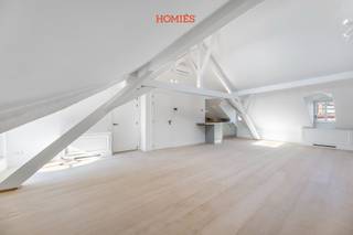 Deze exclusieve loft bevindt zich op de derde en bovenste verdieping in het prestigieuze ‘Huyse Rosalena’, een prachtig gerenoveerd 18e-eeuws pand...