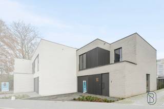 Ontdek deze halfopen bebouwing op een rustige, uiterst centrale locatie in Harelbeke, vlak naast het stadspark en op wandelafstand van de Markt, het cultuurcentrum, een schooltje en diverse handelszaken. Een ideale plek voor wie graag centraal woont met alle voorzieningen dichtbij.
Troeven: energiezuinig (dankzij de warmtepomp, zonnepanelen en vloerverwarming), instapklaar, centraal gelegen, kwalitatieve afwerkingen
Indeling: inkomhal met gastentoilet, een ruime en lichtrijke leefruimte met open, kwalitatief afgewerkte keuken voorzien van alle apparaten, een praktische berging en toegang tot de aangelegde tuin met terras en een handig zijpoortje. Daarnaast is er een oprit en garage aanwezig. Op de eerste verdieping bevinden zich drie volwaardige slaapkamers, een apart toilet en een moderne badkamer.
En nog meer goed nieuw: door de lage E-peil 0 betaal je de eerste 5 jaar geen onroerende voorheffing, aankoop aan 6% btw (i.p.v. 21%) is hier mogelijk en de eerste koper van de drie woningen krijgt een korting van €25.000.
Interesse? Plan je bezoek via feline@immobeguin.be