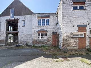 *** TE KOOP *** Geraardsbergen - Te renoveren halfopen bebouwing met grote tuin en garage, met een totale oppervlakte van ongeveer 329 m².<br /><br />Een renovatieproject met tal van indelingsmogelijkheden!<br /><br />Het project voorziet de volgende indeling: op het gelijkvloers een inkomhal met vestiaire, een open keuken verbonden met de eetkamer, een ruime woonkamer evenals een tweede eetruimte, een wasruimte en een apart toilet. Op de eerste verdieping bevinden zich twee slaapkamers (mogelijkheid tot drie), twee badkamers/doucheruimtes, een dressing en twee toiletten. Op de tweede verdieping bevindt zich een zolder die kan worden ingericht als slaapkamer of polyvalente ruimte volgens uw behoeften, met toegang tot een terras.<br /><br />Troeven: recente PVC-ramen met dubbele beglazing, garage, grote tuin van ongeveer 7 are met ideale westelijke oriëntatie, kelder, EPC-label "G" (942 kWh/m².jaar).<br /><br />Prijs: bieden vanaf € 149.000 (onder voorbehoud van aanvaarding door de eigenaars).<br /><br />Contact: 02.355.42.20 of 0494.28.38.88 (Taylor), of per e-mail via tubize@weinvest.be.
