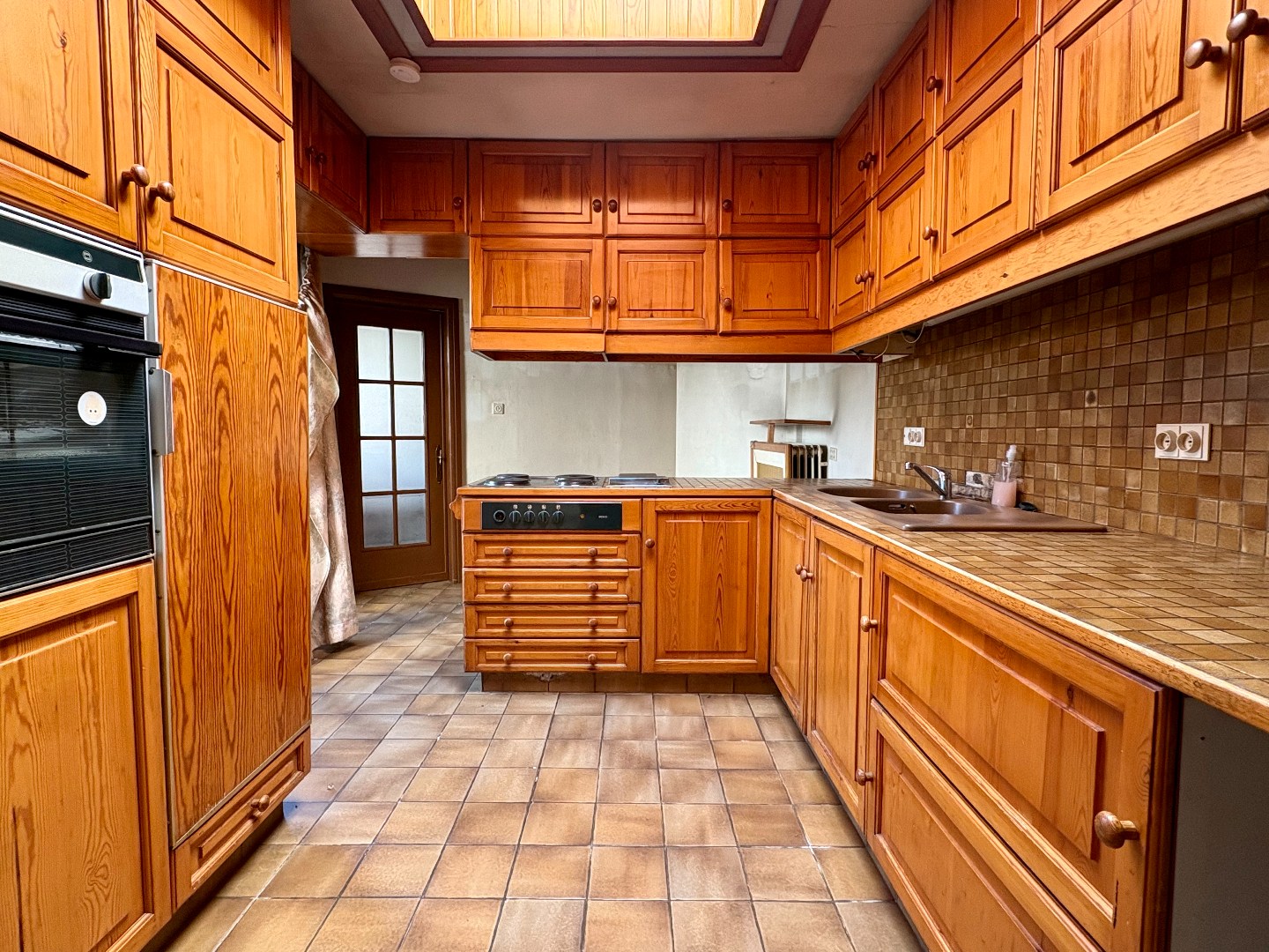 Te renoveren woning met 233m², garage, tuin en vele slaapkamers. - foto 5