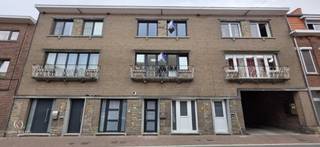 <u><strong>PLUSPUNTEN:</strong></u><br />+ Energiezuinig<br />+ Min. 3 slaapkamers<br />+ Mogelijkheid tot thuiskantoor<br />+ Nabij centrum, openbaar vervoer en winkels<br /><br />Deze woning biedt alles wat je nodig hebt om comfortabel te wonen in de stad. Het woongedeelte bevindt zich op de 1ste en 2de verdieping. <br /><br />Bij binnenkomst word je verwelkomd in de inkomhal die toegang geeft tot een polyvalente ruimte met aparte ingang en wasplaats. Dankzij deze aparte ingang is de voorste ruimte geschikte voor diverse doeleinden mits de juiste technische aanpassingen: (thuis)kantoor, bergruimte of extra slaapkamer zijn slechts een paar voorbeelden. Dit maakt de woning bijzonder flexibel en geeft je volop mogelijkheden om de woning aan te passen aan jouw woonwensen.<br /><br />De trap leidt je naar het woongedeelte. Via de overloop kom je in de gezellige woonkamer met grote raampartijen waar het het hele jaar door goed toeven is. Aansluitend bevindt zich de eetkamer met toegang tot het overdekt terras. In de keuken heb je de mogelijkheid om deze volledig naar eigen smaak verder in te richten.<br /><br />Op de 2de verdieping vind je 3 ruime slaapkamers, waarvan één beschikt over een eigen dressing en <em>ensuite</em> badkamer. De badkamer is uitgerust met een lavabo, toilet, douche én bad zodat je kan kiezen voor een verfrissende douche of een ontspannend bad. <br /><br />De gunstige ligging nabij het centrum zorgt ervoor dat je gemakkelijk toegang hebt tot het openbaar vervoer en alle voorzieningen die de stad te bieden heeft. Tegelijk zijn ook de vele fiets- en wandelroutes die Haspengouw rijk is vlakbij. Kom deze karaktervolle woning dus snel met eigen ogen ontdekken!<br /><br />Voor de keuken en polyvalente ruimte zijn offertes beschikbaar ter inspiratie.<br /><br />Indien men interesse heeft in een privatieve garage, een aparte kavel, kan deze extra worden bijgekocht voor 30.000 EUR.<br />Wel zo handig voor makkelijk parkeren en extra opslagruimte. Zo staat je wagen altijd veilig en droog binnen. Momenteel wordt de garage ter beschikking gesteld aan een huurder. Overleg mogelijk.<br /><br />* Kadastraal is de woning een appartement en maakt zij deel uit van een kleinschalige residentie van 3 wooneenheden. <br /><br /><u><strong>CONTACT:</strong></u><br />Zie jij ook de vele troeven van deze charmante woning?<br />Contacteer mij voor meer info of een vrijblijvende bezichtiging via 011/49.75.90.<br /><br /><em>De vermelde oppervlaktes zijn slechts indicatief. Katrien Wouters - creating IMMOtions kan niet verantwoordelijk gesteld worden voor de juistheid van de aan haar verstrekte gegevens.  </em>