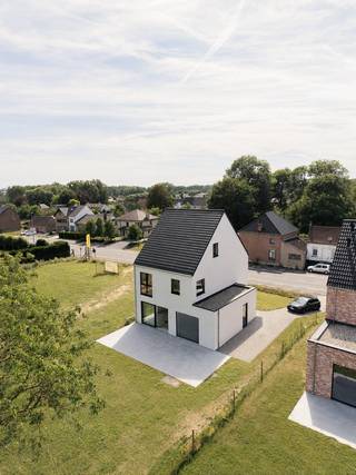 <ul>
	<li>Wind and watertight – on-site visit possible</li>
	<li>BEN home</li>
	<li>3–4 bedrooms</li>
	<li>Including garden finishing</li>
	<li>Tailor-made finishing</li>
	<li>Quiet, central location</li>
</ul>
<br /><strong>SURROUNDINGS</strong><br />This villa (lot 6) is located in a quiet yet easily accessible area, just a stone’s throw from the centre of Ninove. You benefit from the proximity of schools, shops, sports facilities and welcoming eateries, while still enjoying the peace of a residential setting. Nature lovers will appreciate the many walking and cycling routes through the surrounding green landscape. In addition, the property is conveniently located near key access roads, making cities such as Brussels and Aalst easy to reach.<br /><br /><strong>LAYOUT</strong><br />On the ground floor, the property features an entrance hall with cloakroom option, guest toilet and access to the living area, dining space and open kitchen. The kitchen includes an additional storage room with an external door. The first floor provides three bedrooms and a bathroom with bathtub, walk-in shower and double washbasin. There is also a second toilet on the night hall. The second floor can be further arranged to include two additional bedrooms and a storage room.<br /><br /><strong>Wind and watertight</strong><br />The property is sold wind and watertight. This means you are responsible for the interior fit-out (technical installations and finishing). More information or interested in a fully finished home? Contact us!