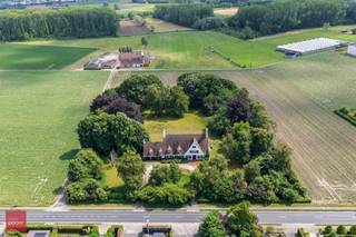 Villa gelegen op perceel van +/- 9.600m², bestaande uit inkomhal, bureel, living, eetplaats, keuken, bijkeuken (wasplaats), dagelijkse woonkamer (tv-kamer), dubbele garage, 5 slaapkamers, 3 badkamers, dressing, ruime zolder met vaste trap, kelders, terrassen, berging en zuidgerichte tuin. Mogelijkheid +/- 2ha landbouwgrond bij te kopen.<br /> 