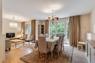 <p><span>Aangenaam energiezuinig 2-slaapkamerappartement met autostaanplaats</span></p><p><span> </span></p><p><span>Dit aantrekkelijke appartement is gelegen aan de rand van Leuven biedt een ideale combinatie van comfort en bereikbaarheid. Met een totale woonoppervlak van 96 m² en 2 terrassen biedt dit appartement een perfecte uitvalsbasis. </span></p><p><span>We betreden het appartement via een inkomhal die toegang biedt tot een open woon- en eetkamer met toegang tot een eerste terras aan de voorzijde van het gebouw. De keuken is goed uitgerust met alle basis faciliteiten. </span></p><p><span>De twee slaapkamers zijn voldoende ruim en voorzien van een toegang tot het tweede terras aan de achterzijde van het gebouw. Beide kamers hebben grote ramen die veel daglicht binnenlaten en kunnen modern worden ingericht. De badkamer is praktisch ingericht met bad/douche combinatie en een wastafel. Een aparte wasruimte en toilet vervolledigen dit appartement. </span></p><p><span>In de kelderverdieping werd er voorzien in een ruime kelderberging en een overdekte autostaanplaats, deze zijn inbegrepen in de verkoopwaarde. </span></p><p><span>Bent u op zoek naar een aangenaam appartement in een recent gebouw? Zoek niet verder en maak vandaag nog een afspraak! </span></p><p><span> </span></p>