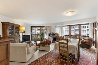 Ruim en lichtrijk hoekappartement in Res. Cap Nord – 122m², 3 slaapkamers<br />Op de hoek van de Zoutelaan en Lippenslaan bevindt zich dit instapklare hoekappartement van 122m², met veel natuurlijke lichtinval en drie volwaardige slaapkamers.<br /><br />Indeling:<br />Ruime inkomhal met apart toilet en berging<br />Lichtrijke woonkamer met toegang tot het terras<br />Aparte, volledig uitgeruste keuken met veel opbergruimte<br />Drie ruime slaapkamers, elk met plaats voor een dubbel bed en ingemaakte kasten<br />Twee badkamers:<br />Eén met douche en lavabo<br />Eén en suite met dubbele lavabo, ligbad en toilet<br /><br />Het appartement is momenteel verhuurd en kan bezocht worden op afspraak.<br />Interesse? Neem contact op voor meer informatie of een bezichtiging!