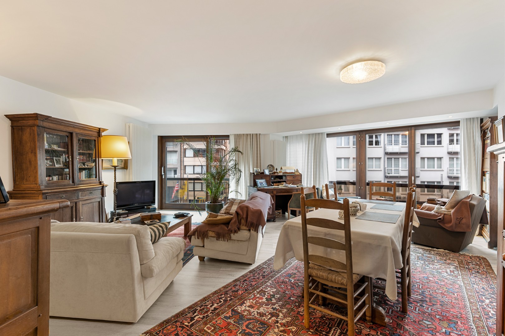 Groot hoekappartement met 3 volwaardige slaapkamers gelegen in het centrum van Knokke. - foto 2