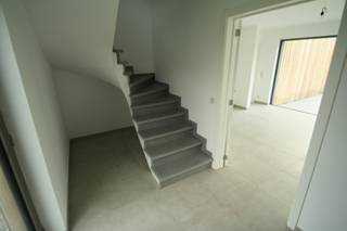 <p>BEN-woning met zonnepanelen, met uitstekende ligging in het landelijke Humbeek en omvattende: inkomhall met aparte wc, grote leefruimte met rechtstreekse toegang tot terras, volledig ingerichte keuken met bijhorende berging, logeerkamer/bureau met aparte wc en douchekamer (geschikt voor inwonend familielid of au pair) en dubbele garage. Eerste verdieping: een centrale nachthall met een aparte wc, een douchekamer, 3 slaapkamers (12m², 12m² en 11m²), waarvan één slaapkamer met privatieve badkamer en dressing. Zolderverdieping: één grote open ruimte die kan ingerichte worden als bureau of hobbykamer. EPC: A</p>