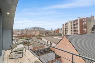 <p><span>VERKOCHT! Compromis in opmaak! Op zoek naar een charmant duplex-appartement met ruim terras en veel lichtinval? Ontdek dit één slaapkamer appartement nabij het Zuidpark en Keizerspark. In deze kleinschalige residentie kan u dit appartement met een bewoonbare oppervlakte van 75,5 m² op de derde verdieping terugvinden. Op deze verdieping bevindt zich een volledig geïnstalleerde open keuken en aangename woonruimte van 41 m² met direct toegang tot het terras van 9 m². De badkamer is uitgerust met een ligbad, dubbele wastafel en een toilet. Verder is er nog een handige bergruimte. Op de mezzanine bevindt zich de slaapkamer met aangrenzend een kleinere ruimte, momenteel ingevuld als inloopkast. In de slaapkamer kan u via het zolderluik de praktische zolder bereiken. </span></p><p><span>Dit appartement heeft een open en ruimtelijk gevoel door de overvloedige lichtinval. Met een EPC B-label, conforme elektrische keuring en een perfecte ligging qua openbaar vervoer en vlakbij de oprit van de autostrade, is dit appartement voor de sneller beslissers. </span></p><p><span> </span></p><p><span>Voor deze prijs krijgt u inclusief een staanplaats achteraan op het perceel gelegen. </span></p><p><span> </span></p><p><span>Bekijk alvast de virtuele toer op onze website en bel voor een afspraak naar 09/225.00.78.</span></p><p><span> </span></p>