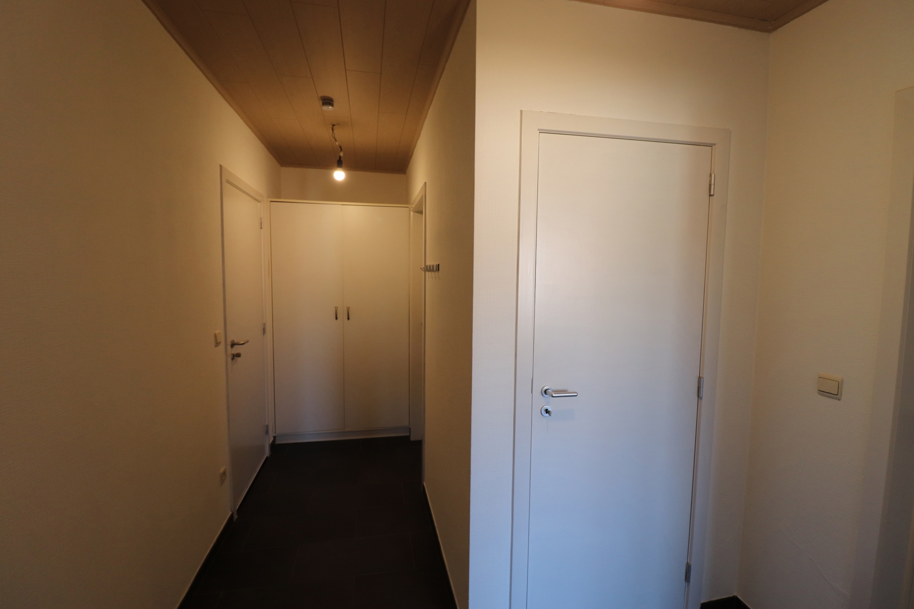 Ruim 2-slaapkamerappartement met terras en lift op de 1ste verdieping links met garage - foto 2