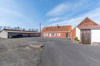 In een rustige, doodlopende straat bevindt zich dit charmante landelijke eigendom, een unieke opportuniteit voor wie houdt van rust, ruimte en het buitenleven. Het perceel van 5.504 m² omvat een te renoveren of eventueel te herbouwen landhuis, diverse bijgebouwen en een ruime weide.<br />De woning beschikt momenteel over een woonkamer, leefkeuken, twee slaapkamers, een badkamer en een berging. Ze vormt de ideale basis voor een grondige renovatie of de realisatie van een nieuw woonproject, afhankelijk van de geldende stedenbouwkundige voorschriften.<br />Op het domein bevinden zich bovendien verschillende bijgebouwen, waaronder twee ruime loodsen, een voormalige koestal en een hangar. Deze bieden tal van mogelijkheden voor opslag, een atelier, hobbyactiviteiten, dierenhouderij of andere professionele of recreatieve doeleinden.<br />Achter één van de loodsen ligt een uitgestrekte weide, waardoor het eigendom bijzonder geschikt is voor het houden van paarden of andere dieren. Daarnaast bestaat de mogelijkheid om twee extra weides aan de overzijde van de straat aan te kopen, goed voor een bijkomende oppervlakte van 9.320 m². <br />Dankzij de landelijke ligging, de veelzijdige bijgebouwen en de ruime percelen is dit eigendom uitermate geschikt voor dierenliefhebbers, paardenhouders, natuurliefhebbers, mensen met een landelijke hobby of kleinschalige landbouwactiviteiten, evenals voor wie op zoek is naar extra opslag- of werkruimte.<br /><br />Een eigendom boordevol potentieel, waar karakter, ruimte en een prachtige groene omgeving samenkomen.<br /><br />