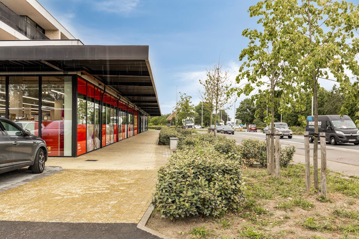 Casco handelsruimte te huur langs drukke invalsweg te Veurne - foto 5