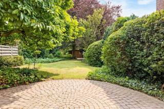 Ben je op zoek naar een ruime woning met karakter, hoogwaardige afwerking en perfect voor een vrij beroep of thuiswerkers die wonen en werken...