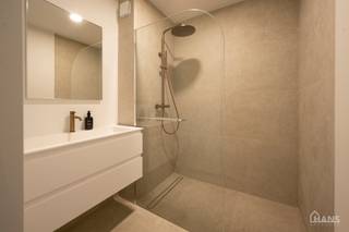 Dit verzorgd appartement op de eerste verdieping combineert een rustige ligging met een vlotte bereikbaarheid. Het appartement werd recent gerenoveerd en omvat een inkomhal met vestiairekast, een apart gastentoilet, een ingerichte badkamer, een aangename leefruimte en een volledig geïnstalleerde keuken. Daarnaast zijn er twee ruime slaapkamers aanwezig, waarvan één toegang geeft tot het terras over de volledige breedte van het appartement.<br /><br />De combinatie van comfort, lichtinval en kwalitatieve afwerking maakt dit appartement bijzonder aantrekkelijk voor zowel eigen gebruik als verhuur.<br /><br />Er bestaat bovendien de mogelijkheid om een garagebox aan te kopen aan € 25.000. De aankoop hiervan is volledig vrijblijvend en niet verplicht.<br /><br />De gemeenschappelijke kosten zijn momenteel nog niet definitief vastgelegd, maar zullen naar verwachting beperkt blijven tot enkel de kosten van de minuterie (verlichting gemeenschappelijke hal) en de blokpolis. Deze worden voorlopig geraamd op ongeveer € 20 per maand.<br /><br />Extra troeven:<br /><br />Recent gerenoveerd appartement;<br />Ruim terras over de volledige breedte;<br />Mogelijkheid tot aankoop garagebox;<br />Lage vermoedelijke gemeenschappelijke kosten;<br />Individuele nutsvoorzieningen;<br />Gunstig EPC;<br />Centrale en rustige ligging.<br /><br />De beschikbare documenten kan u terugvinden via de downloads op onze website.<br />Voor meer informatie kan u terecht op www.hansvastgoed.com of contact opnemen via info@hansvastgoed.com of +32 3 366 05 30.