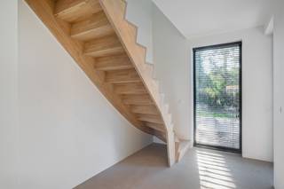 Op een prachtige en rustige locatie in Noorderwijk, vlakbij het centrum, winkels, scholen en openbaar vervoer, bevindt zich deze energiezuinige nieuwbouwwoning (BEN) met 3 slaapkamers. De woning combineert privacy en groen uitzicht met de voordelen van modern wonen volgens de strengste energienorm: Bijna Energie Neutraal (E-peil < 20). Bovendien is er in Diesterpark te Noorderwijk onder bepaalde voorwaarden aankoop aan 6% BTW mogelijk.<br /><br />Deze stijlvolle villa wordt uitgerust met een warmtepomp, vloerverwarming, zonnepanelen, een volledig ingerichte keuken en een moderne badkamer. U heeft nog de mogelijkheid om de afwerking mee te bepalen volgens het lastenboek.<br /><br />Benieuwd hoe het zou zijn om wakker te worden in deze woonst? Neem hier alvast een kijkje in dit wondermooi nieuwbouwproject.<br /><br />We betreden de woning via de inkomhal met gastentoilet en vestiaire. De lichtrijke leefruimte biedt plaats voor een gezellige zithoek en een aparte eetruimte. De open keuken is mooi geïntegreerd en voorzien van kwalitatieve toestellen. Vanuit de leefruimte heeft u toegang tot het ruime terras en de zonnige tuin, waar u in alle rust en privacy kunt genieten. Op het gelijkvloers vindt u tevens een praktische berging. Op de eerste verdieping geeft de nachthal toegang tot drie slaapkamers, een apart toilet en een badkamer uitgerust met dubbele lavabo, inloopdouche en bad. De carport kan optioneel worden aangekocht voor €14.000, exclusief btw en registratierechten.<br /><br />Dit is een uitstekende opportuniteit als u op zoek bent naar een kwalitatieve nieuwbouw woning met 3 slaapkamers op een centrale locatie. Contacteer ons voor meer informatie op 0479/13 63 69 of neem een kijkje op www.boonstravastgoed.be.<br /><br />Bijzonderheden:<br />- Nieuwbouw<br />- 3 slaapkamers<br />- Rustige ligging