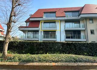 Appartement avec 2 terrasses proche de la digue<br />Appartement situé dans une rue calme à ± 650 m de la digue. Il dispose d’une cuisine ouverte sur le séjour, 2 chambres et une salle de bains avec baignoire et double lavabo. WC séparé, cuisine entièrement équipée et 2 terrasses. Débarras et cave incluse.<br /><br />PEB : 181 kWh/(m²) – Label B<br />Plus d’infos et documents sur immodepanne.be