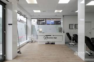 <p><span>Commercieel gelijkvloers met uitstekende visibiliteit op de Bredabaan in Merksem</span></p><p><span>Op zoek naar een strategisch gelegen handelsgelijkvloers met maximale zichtbaarheid? Dit hoekpand op de levendige Bredabaan biedt een uitzonderlijke commerciële opportuniteit op een toplocatie in Merksem.</span></p><p><span>Met een oppervlakte van 92 m² geniet je van een ruime, goed ingedeelde handelsruimte die zich leent tot diverse uitbatingsmogelijkheden. Dankzij de hoekligging beschikt het pand over een brede vitrine en uitstekende zichtbaarheid voor voorbijgangers en verkeer.</span></p><p><span>Het gebouw werd volledig gerenoveerd in 2019:<br /></span><span>▪</span><span>️</span><span> Dak conform geïsoleerd (2019)<br /></span><span>▪</span><span>️</span><span> Elektriciteit AREI-conform<br /></span><span>▪</span><span>️</span><span> Individuele verwarming op gas<br /></span><span>▪</span><span>️</span><span> Lage vaste kosten van slechts €50/maand (blokpolis, onderhoud en elektriciteit gemene delen + lift)</span></p><p><span>Daarnaast geniet je van een stabiele huuropbrengst van €1.500/maand, wat dit pand niet enkel interessant maakt voor eigen gebruik, maar ook als zekere investering.</span></p><p><span>Ben je op zoek naar een commercieel pand met sterke visibiliteit en solide rendement? Mis deze kans niet! Bewoonbare opp. 92 m² ref.: bruto vloeropp. EPC. Voor meer info of een gratis schatting surf naar www.hansimmo.be</span></p><p><span> </span></p>