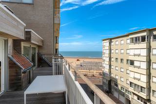 <p><span>Subliem zonnig duplexappartement met ruime terrassen en zijdelings zeezicht, op enkele stappen van de Zeedijk in Knokke.</span></p>
<p><span>Via de inkomhal met gastentoilet, vestiaire en ruime wasplaats komt u in de zeer lichtrijke leefruimte, die rechtstreeks uitgeeft op twee terrassen, respectievelijk zuid- en oostgericht, met zijdelings zeezicht. Dankzij de grote en talrijke raampartijen op het zuiden, oosten en westen genieten de woonkamer, eetplaats, zithoek, keuken en bureau van een uitzonderlijke lichtinval en veel zon.</span></p>
<p><span>De ruime, zonnige zithoek beschikt over een ingebouwde gashaard en tal van maatkasten. Door de raampartijen op zowel het oosten als het zuidwesten baadt deze ruimte in het licht.</span></p>
<p><span>De prachtige, open keuken is zeer kwalitatief afgewerkt in marmer en voorzien van Miele-toestellen, een gezellig eiland met barkrukken en twee grote ingemaakte Amerikaanse koelkasten. De keuken geeft rechtstreeks toegang tot een ruim, zuidwestgericht terras. Aansluitend bevindt zich een ruime bureauruimte met veel maatkasten, eveneens uitgevend op het zuidgerichte terras.</span></p>
<p><span>Via de prachtige trap bereikt u de verdieping.</span></p>
<p><span>De ruime masterbedroom beschikt over tal van eiken maatkasten, een grote tv-wand en een ensuite badkamer met toilet, Italiaanse inloopdouche en wastafel, volledig afgewerkt in prachtige mortex. De tweede volwaardige slaapkamer beschikt over een tweepersoonsbed en mooie eiken maatkasten. De derde slaapkamer is ingericht met een ingemaakt stapelbed, een afzonderlijk eenpersoonsbed en een ensuite badkamer met inloopdouche, toilet en wastafel in mortexafwerking. Deze slaapkamer kan ook als volwaardige slaapkamer ingericht worden met een dubbel bed.</span></p>
<p><span>Privatieve kelder aanwezig in het gebouw. Mogelijkheid tot aankoop van twee garageboxen in het gebouw.</span></p>
<p><span>Superlatieven schieten tekort om dit prachtige appartement te omschrijven. Absoluut een bezoek waard.</span></p>