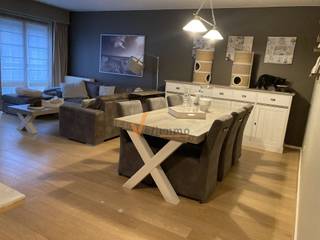 <p><span>LUXUEUS APPARTEMENT IN CENTRUM SCHOTEN MET HEDENDAAGSE UITSTRALING</span></p><p><span> </span></p><p><span>Dit prachtige appartement van 114 m² is gelegen in het hart van Schoten en biedt de perfecte combinatie van comfort, stijl en functionaliteit. </span></p><p><span> </span></p><p><span>INDELING EN RUIMTEN</span></p><p><span> </span></p><p><span>Het appartement beschikt over drie ruime slaapkamers die voorzien zijn van laminaat vloeren. De hoofd slaapkamer is bijzonder aantrekkelijk met toegang tot een privé balkon met prachtig uitzicht over de buurt. De tweede en derde slaapkamer bieden eveneens comfortabele verblijfsruimten.</span></p><p><span> </span></p><p><span>WOONKAMER EN EETGEDEELTE</span></p><p><span> </span></p><p><span>De open woonkamer en eetgedeelte is voorzien van parket en hebben grote ramen die volop daglicht binnenlaten met rolluiken.</span></p><p><span> </span></p><p><span>KEUKEN</span></p><p><span> </span></p><p><span>De keuken is modern en volledig ingericht met hoogwaardige inbouwapparatuur, waaronder een dubbele oven en voldoende opslagcapaciteit.</span></p><p><span> </span></p><p><span>BADKAMER EN SANITAIR</span></p><p><span> </span></p><p><span>Het appartement beschikt over één elegante badkamer met dubbele wastafel en luxe inrichting. Daarnaast is er nog een apart toilet en een functionele was/bergruimte.</span></p><p><span> </span></p><p><span> </span></p><p><span>- 3 slaapkamers voorzien van airco</span></p><p><span>- maandelijkse onkosten: 50€ ( synd., poetsen gang, onderhoud tuin, minuterie) </span></p><p><span>- beschikbaar vanaf 1 Febr. 2026</span></p>