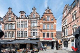 Prachtig handelshuis op de iconische Oude Markt te Leuven<br /><br />Uitstekende Locatie: Gelegen op de iconische Oude Markt, het bruisende hart van Leuven, bekend om zijn gezellige sfeer en diverse eet- en drinkgelegenheden.<br />Volledig Ingericht: Het restaurant is voorzien van alle noodzakelijke faciliteiten, waaronder een professionele keuken, smaakvol ingerichte eetruimte, en moderne sanitaire voorzieningen.<br />Ruime Oppervlakte: Met voldoende zitplaatsen binnen en een terras voor de warmere maanden, biedt dit pand plaats voor een groot aantal gasten. De tweede en derde verdieping huisvesten nog een extra keuken en voldoende bergruimte, net zoals de derde verdieping. <br />Turn-Key Oplossing: Ideaal voor ondernemers die direct willen starten zonder tijd te verliezen aan renovaties of inrichtingswerkzaamheden.