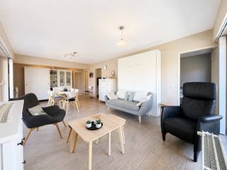 <p><strong><span>Appartement te koop nabij zee en centrum – Residentie Solaris</span></strong></p>
<p><span>In Residentie </span><strong><span>"Solaris"</span></strong><span> te De Panne bevindt zich dit lichtrijke en verzorgde appartement op wandelafstand van het strand en het centrum. Een ideale opportuniteit als tweede verblijf, vakantieverblijf of investering.</span></p>
<p><strong><span>Indeling:</span></strong><span> inkomhal met gastentoilet, ruime leefruimte met veel natuurlijke lichtinval, keuken, zonnig terras, 1 slaapkamer, badkamer met douche en wastafel, praktische berging en een ingebouwd opklapbed in de leefruimte.</span></p>
<p><strong><span>Mogelijkheid tot aankoop van een privatieve garagebox</span></strong><span> in de residentie voor </span><strong><span>€50.000</span></strong><span>, afzonderlijk van het appartement.</span></p>
<p><span>Elk bod wordt voorgelegd aan de verkoper.</span></p>
<p><strong><span>Interesse?</span></strong><span> Contacteer Frank Verschoore via </span><strong><span>0484 74 44 59</span></strong><span> voor meer informatie of om een bezoek in te plannen.</span></p>