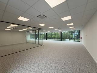 KMO unit 219 m² met 287 m² afgewerkte kantoorruimte in de nieuwe site Ter Walle, gelegen aan de Grote Steenweg, vlak voor het Kasteel van Olsene. De...