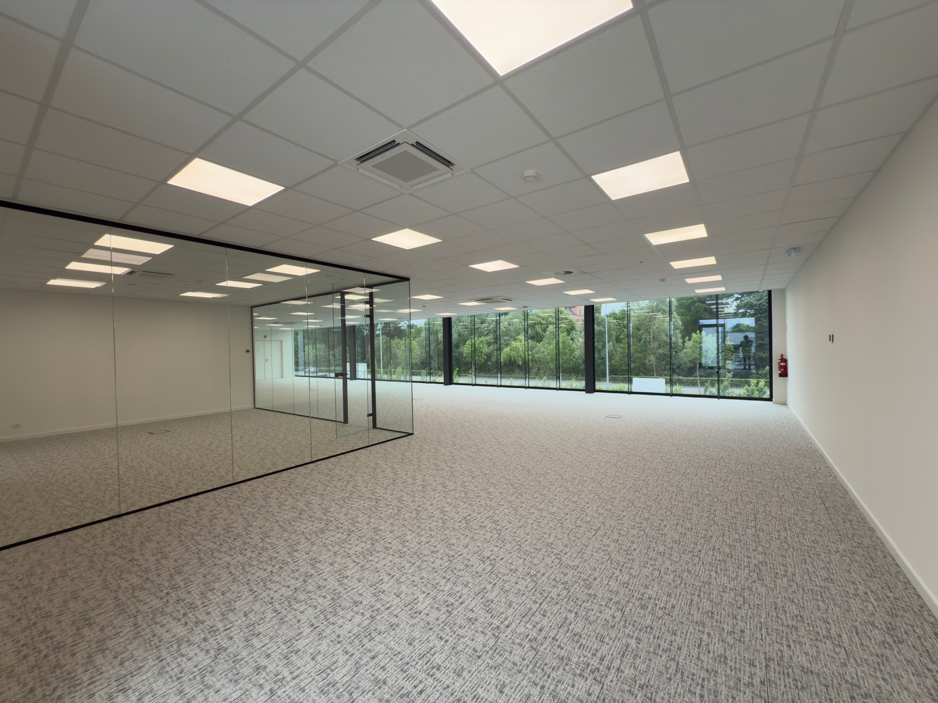 KMO unit 219 m² met kantoor 287m² te Olsene vlak aan E17 - foto 3