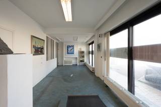 Res. Sombrero – Uniek hoekpand op toplocatie nabij de Zeedijk te Zeebrugge.<br />Ontdek dit uitzonderlijke gelijkvloerse pand op de hoek van de Brusselstraat en de Sint-Thomas Morusstraat in Zeebrugge – op een steenworp van het strand.<br />Met een totale oppervlakte van 165 m² biedt deze voormalige dokterspraktijk met woongedeelte tal van mogelijkheden voor herbestemming: praktijkruimte, kantoor, woonst (mits vergunning) of een combinatie. Dankzij de dubbele toegang (langs beide straten) én de strategische hoekligging geniet het pand van een overvloed aan lichtinval en een uitstekende zichtbaarheid.<br />Extra troef: een ruime kelderberging die zorgt voor handige opslagmogelijkheden.<br />Een buitenkans voor wie op zoek is naar een karaktervolle locatie met potentieel, vlakbij de Zeedijk.<br />Bezoek sterk aanbevolen om de indeling en mogelijkheden zelf te ervaren.<br />Ref. A556