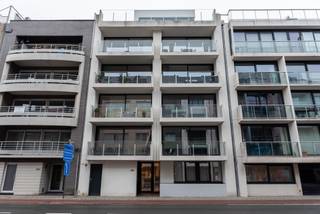 Exclusief penthouse te koop in Oostende – wonen op toplocatie nabij zeeOntdek deze prachtige penthouse op de vijfde en bovenste verdieping van een...