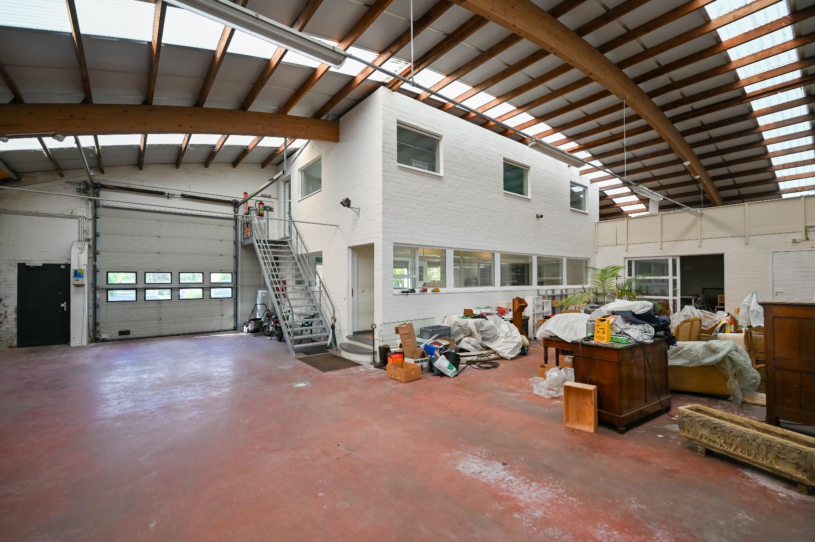 Bedrijfsgebouw met kantoor- en opslagruimte en heel wat parking op toplocatie - foto 4