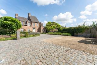 <p>Deze 5-slaapkamervilla met aangelegde tuin is gelegen aan het einde van een doodlopende straat in het groene Damme op een boogscheut van Brugge en Knokke.<br /><br />Indeling:<br />Gelijkvloers: inkomhal met gastentoilet, ruime leefruimte met zithoek en eetplaats, keuken met veel kastruimte en toestellen: gaskookplaat, oven, microgolfoven, vaatwas, koelkast, dampkap, spoelzone. Verder: bureau/gelijkvloerse slaapkamer.</p>
<p>Eerste verdieping: nachthal, slaapkamer met ensuite badkamer (ligbad met douche, dubbel lavabomeubel), 3 slaapkamers en badkamer (met douche en lavabomeubel).</p>
<p>Tweede verdieping: dressing/polyvalente ruimte.</p>
<p>Buiten: aangelegde voortuin met oprit, aangelegde achtertuin met o.a. vijver en beregeningssysteem, gemetselde tuinberging met zolder, serre</p>
<p>De woning scoort bijzonder goed qua energiezuinigheid dankzij z’n vloer-, muur- en zoldervloerisolatie, nieuwe centrale verwarmingsketel,.. Daarnaast is de woning voorzien van 2 regenwaterputten van elk 10.000l.</p>
<p>Uitrusting: alarm, bekabeling surroundsysteem, domotica, …</p>
<p>Van deze energiezuinige villa op 1886m² in rustige omgeving uw nieuwe thuis maken?</p>
<p>Contacteer Bonne Vastgoed 7 op 7 voor meer info via 0468/104040 of info@bonnevastgoed.be</p>