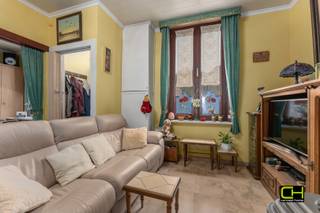 In het pittoreske Lembeke, bekend om zijn gezellige dorpskern en de prachtige Lembeekse bossen, bevindt zich deze woning met heel wat potentieel. Dankzij de centrale ligging geniet je van een vlotte bereikbaarheid naar zowel lokale voorzieningen als de nabijgelegen invalswegen richting Eeklo en Gent. <br /><br />De woning is functioneel ingedeeld met een inkomhal, woonkamer, keuken en badkamer. Op de eerste verdieping zijn er twee slaapkamers aanwezig. Verder beschikt het pand over een kelder, toilet, berging en buitenberging. Achteraan de woning kan je genieten van een terras en een tuin met toegang langs de zijkant. <br /><br />Garage en carport kan afzonderlijk aangekocht worden t.b.v. 15.000,00 euro. <br /><br />Wenst u een bezoek of meer informatie? Contacteer ons via 09 395 05 40 of verkoop@concept-home.be 