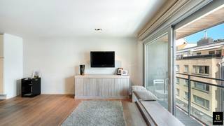 Modern appartement gelegen in een kleinschalig gebouw op centrale ligging nabij het centrum en het Albertstrand. <br />Samenstelling: open keuken voorzien van alle toestellen, gezellige living met zit- en eethoek uitgevend op terrasje vooraan. <br />Apart toilet, 2 ruime slaapkamers, bad - en douchekamer. Slechts één appartement per verdiep.<br />Private berging inbegrepen.