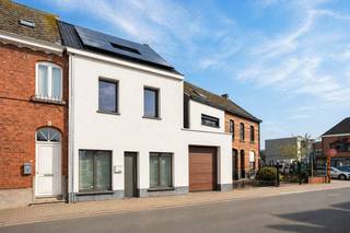 Bent u op zoek naar een instapklare woning op een centrale ligging in Lede? Deze woning werd in 2018 volledig gerenoveerd en biedt hedendaags...