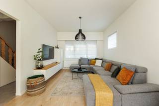 <p><span>Prachtig gerenoveerde halfopen bebouwing met tuin en garage </span></p><p><span>Ben je op zoek naar een instapklare woning waar stijl, ruimte en modern comfort naadloos samenkomen? Deze karaktervolle halfopen bebouwing aan de Waterstraat 37 in Ekeren werd in 2025 van A tot Z volledig gerenoveerd met oog voor kwaliteit. Je hoeft hier enkel nog je verhuisdozen uit te pakken!</span></p><p><span>De highlights:</span></p><ul><li><span>Totaalrenovatie van 2025:</span><span> Volledig instapklaar, modern afgewerkt en zorgeloos wonen.</span></li><li><span>Lichtrijke leefruimte:</span><span> Grote, sfeervolle woonkamer met een overvloed aan daglicht.</span></li><li><span>Prachtige open keuken:</span><span> Luxe afgewerkt met kookeiland en voorzien van alle ingebouwde toestellen.</span></li><li><span>Praktische extra's:</span><span> Inclusief private garage, kelder en een fijne tuin .</span></li></ul><p><span>Indeling en afwerking:</span><span> Gelijkvloers kom je binnen in de inkomhal die leidt naar de royale leefruimte. Blikvanger van de woning is de kwalitatieve, open keuken met keukeneiland volledig uitgerust met alle eigentijdse ingebouwde toestellen. Hier kook je in direct contact met je gasten en geniet je dankzij de grote raampartijen van een prachtige lichtinval. Aansluitend stap je zo de tuin in om te ontspannen. Je wagen parkeer je gemakkelijk en veilig in de eigen garage.</span></p><p><span>Op de eerste verdieping bevindt zich een royale eerste slaapkamer, een handige aparte dressing én een ingerichte bureauruimte ideaal voor thuiswerk. De tweede verdieping herbergt nog een tweede grote slaapkamer en een uiterst praktische, aparte wasruimte.</span></p><p><span>Over de buurt:</span><span> De Waterstraat is uitstekend gelegen in Ekeren: een rustige, aangename omgeving met alles dichtbij. Winkels, scholen, openbaar vervoer en gezellige buurtvoorzieningen liggen op wandelafstand, met tevens een snelle verbinding naar de Antwerpse Ring.</span></p><p><span>Interesse in een bezoek aan deze parel? Neem vandaag nog contact met ons op via 03/646.66.55 of lynn@sinjoor.be!</span></p>