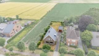 [[ DIT PAND NEEMT DEEL AAN DE ERA OPEN HUIZEN DAG OP 13/6 VAN 9:30 TOT 10:30 ]]
<p>Op een gunstige ligging in Eeklo bevindt zich deze <strong>alleenstaande statige woning </strong>met een <strong>ruime tuin en een prachtig, vrij uitzicht over de achterliggende velden.</strong> </p>

<p>De woning beschikt momenteel over 3 volwaardige slaapkamers, met de mogelijkheid om een 4de slaapkamer te creëren. Verder zijn er mooie leefruimtes die tal van mogelijkheden bieden voor wie de woning naar eigen smaak wenst te moderniseren.</p>

<p>Een extra troef is de aanwezigheid van zowel een inpandige garage als een afzonderlijke buitengarage, aangevuld met meerdere parkeerplaatsen op eigen terrein. Hierdoor is er voldoende ruimte voor wagens, hobby's of extra opslag.</p>

<p>De zonnige tuin vormt een echte meerwaarde en biedt een prachtig zicht op de omliggende velden, wat zorgt voor een aangenaam gevoel van ruimte en privacy.</p>

<p>Bent u op zoek naar een woning met potentieel, een mooie buitenomgeving en een vlotte bereikbaarheid nabij winkels en voorzieningen? Dan is deze eigendom zeker een bezoek waard.</p>

<p><strong>Troeven:</strong></p>

<ul><li>Alleenstaande bebouwing</li><li>Tuin met zicht op de velden</li><li>3 slaapkamers, mogelijkheid tot 4 slaapkamers</li><li>Inpandige garage én afzonderlijke buitengarage</li><li>Meerdere parkeerplaatsen op eigen terrein</li><li>Te moderniseren naar eigen smaak</li><li>Nabij winkels, scholen en openbaar vervoer</li><li>Veel potentieel voor gezinnen of handige renovatiezoekers</li></ul>

<p>Een ideale opportuniteit voor wie ruimte, rust en een centrale ligging wil combineren.</p>
