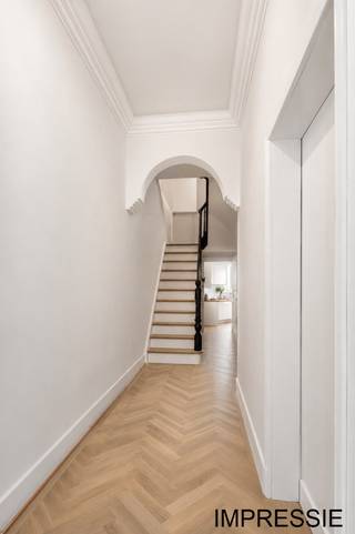 Deze woning beschikt over nieuwe PVC-ramen (HR-glas) en een gasketel van 2014. Toch is er nog een renovatieverplichting, gezien muren en het dak niet werden geïsoleerd.<br /><br />In de ruime inkomhal valt de plafondhoogte onmiddellijk op alsook enkele authentieke elementen springen in het oog. Vanuit de inkomhal is er rechtstreeks toegang tot de leefruimte, alsook de keuken en het verdiep.<br /><br />Naast de keuken vinden we een extra berging terug en de leefruimte is speels opgedeeld in een zit- en eethoek. Verder vinden we nog een hal achter met toegang tot de ruime badkamer, het aparte toilet en een zeer grote bergruimte.<br />Op verdiep zijn er vervolgens drie afgewerkte slaapkamers en een aanbouw die ingericht kan worden tot meer kamers na zorgvuldig renoveren.<br /><br />Verder is er een leuk tuinperceel dat nog ingericht kan worden om gezellig te loungen, te eten of met kennissen te aperitieven. <br />Achter het huis/tuin is er een staanplaats voor de auto. <br /><br />Wenst u graag een bezichtiging? Contacteer ons voor een afspraak via 011 64 55 00 of info@vastgoedfransen.be