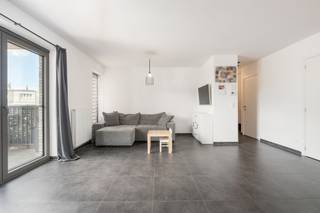 <p>Recent appartement in De Manstraat in Deurne, rustig gelegen met zonnig terras en speelpleintje voor de deur.<br /><br />Dit appartement combineert een aangename ligging met hedendaags wooncomfort in een rustige woonomgeving in Deurne. Gelegen aan de achterzijde van het gebouw geniet je hier van extra privacy en een groot, zonnig terras waar je in alle rust kan ontspannen. Voor gezinnen en koppels vormt het speelpleintje vlak voor de deur een extra troef, terwijl scholen, openbaar vervoer, parken, invalswegen en het ziekenhuis zich vlakbij bevinden. Het appartement beschikt over een praktische indeling met lichtrijke leefruimtes en een moderne keuken. Bovendien is er de mogelijkheid om een autostaanplaats aan te kopen voor €20.000 en is er een gemeenschappelijke fietsenstalling aanwezig.<br /><br />Belangrijkste ruimtes:<br />• Inkomhal met parlofoon<br />• Lichtrijke woonkamer met toegang tot het zonnige terras<br />• Open keuken uitgerust met inductiekookplaat, combi-oven, vaatwasser, dubbele spoelbak, dampkap en koelkast met vriesvak<br />• Slaapkamer met aangename lichtinval<br />• Badkamer met inloopdouche en wastafel in meubel<br />• Berging met aansluiting voor wasmachine en droogkast<br />• Apart toilet met handenwasser<br />• Groot zonnig terras aan de rustige achterzijde van het gebouw<br /><br />Troeven:<br />• Rustige ligging aan de achterzijde met veel privacy<br />• Speelpleintje vlak voor de deur, ideaal voor gezinnen<br />• Mogelijkheid tot aankoop autostaanplaats<br /><br />Neem vandaag nog contact op met je ERA-makelaar voor een bezoek. JOUW DROOMAPPARTEMENT. ZO GEVONDEN!</p>