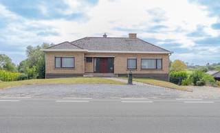 <br /><br />LIERDE – Deze stevige en goed onderhouden 4-gevelwoning (type bungalow), met zeer verzorgde uitstraling, kunt u vinden op een gunstige ligging te Lierde. <br /><br />Naar indeling zelf is de woning voorzien van een ruime inkomhal, een zeer aangename en lichtrijke woonkamer, een aparte keukenruimte met een volledig geïnstalleerde keuken, een nachthal, een gastentoilet, 4 slaapkamers en een functionele badkamer. Dankzij de aanwezige zolderruimte zijn er nog bijkomende opbergmogelijkheden.<br />Het ondergrondse niveau is volledig onderkelderd en beschikt over diverse bergruimtes, een garage voor zeker twee wagens en de technische installaties. De woning wordt verwarmd op stookolie. <br /><br />Buiten beschikt men over een onderhoudsvriendelijke tuin met gunstige zuidoriëntatie waar men kan genieten van het open zicht. Ook beschikt de woning over een ruime oprijlaan, gelegen naast de woning en biedt plaats aan zeker 4 wagens. <br /><br />Kortom bent u op zoek naar een stevige en goed verzorgde 4-gevelwoning gelegen op een mooi perceel voorzien van 4 slaapkamers, tuin en garage, aarzel dan niet en maak snel uw afspraak. Voor meer info of bezoek 053/60.65.60.<br /><br />De vermelde prijs is een richtprijs. Na ontvangst van de biedingen zal de verkoper beslissen of hij/zij de eigendom verkoopt aan het beste bod. De richtprijs is aldus niet bindend voor de verkoper.