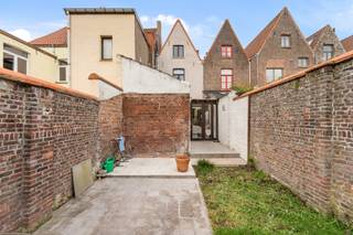 Deze charmante woning biedt een uitstekende ligging in het hart van Brugge, op wandelafstand van het pittoreske Minnewater. De woning heeft een leuke gevel en een karaktervolle uitstraling.

Bij binnenkomst kom je in een ruime inkomhal, die toegang biedt tot de gezellige leefruimte. Aansluitend bevindt zich de keuken, met zicht op een stadstuintje en terras, ideaal om te ontspannen of te genieten van de zon. Op het gelijkvloers is momenteel ook een badkamer voorzien.

Op de eerste verdieping bevinden zich 2 slaapkamers, en via een vaste trap bereik je het tweede verdiep, waar nog eens 2 extra slaapkamers zijn.

De woning is te renoveren, waardoor je de mogelijkheid hebt om ze volledig naar eigen smaak in te richten. Dankzij de topligging en het potentieel van de woning biedt dit een unieke kans voor wie houdt van het bruisende stadsleven én de charme van Brugge wil combineren met persoonlijke touch en renovatiemogelijkheden.

Ben jij op zoek naar een woning in het centrum van Brugge? Contacteer makelaar Stéphanie 0472 77 86 60 of stephanie@keyimmo.be voor een bezoek.