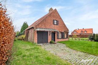 - Rustige, landelijke ligging in Slypskapelle: Dadizelehoekstraat 3- Open bebouwing op een groot perceel: 1215 m²- Ruime leefruimte en praktische...