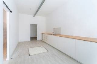 <p>Bent u op zoek naar een commerciële ruimte op een toplocatie, waar zichtbaarheid centraal staat? Dan is dit handelspand van ca. 60 m² in de Nassaustraat precies wat u zoekt.<br /><br />Dit pand combineert een unieke ligging met vlot bereikbare in- en uitvalswegen. Op wandelafstand van het levendige Eilandje, het historische stadscentrum én op slechts vijf minuten van de Antwerpse Ring, is deze locatie ideaal voor ondernemers die zichtbaarheid én bereikbaarheid willen combineren.<br /><br />De ruimte biedt tal van mogelijkheden dankzij de functionele indeling en de aanwezigheid van een keuken en sanitair. Door het open en veelzijdige karakter leent het pand zich uitstekend voor uiteenlopende invullingen, zoals een winkel, kantoor, praktijkruimte of showroom.<br /><br />De straatgerichte ligging biedt maximale visibiliteit voor uw zaak; Hier passeert dagelijks zowel voetgangers- als autoverkeer.<br /><br />Beschikbaarheid: onmiddellijk<br /><br />Interesse om dit pand te bezoeken?<br />Neem contact op met LISTED: 03 283 51 51.</p>