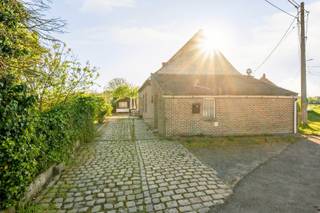 - Ideale ligging: landelijk en toch goed bereikbaar- Zicht op lokale wijnranken- Geen bestemmingswijziging nodig om te kunnen bewonen-...