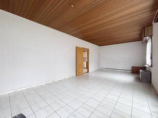 Ben je op zoek naar een eigendom dat je volledig naar eigen smaak kunt vormgeven?<br />Deze woning in Kruibeke biedt mogelijkheden voor wie op zoek is naar een grondige renovatie of de optie tot afbraak en wederopbouw wil onderzoeken.<br /><br />De huidige woning beschikt over een leefruimte, keuken, slaapkamer en badkamer. De bestaande indeling vormt een vertrekpunt voor wie de woning volledig wil vernieuwen en aanpassen aan de eigen wensen en behoeften.<br />Ook buiten is er heel wat ruimte aanwezig. De ruime tuin beschikt over een stalling en een serre, ideaal voor wie graag tuiniert of nood heeft aan extra bergruimte.<br />Vooraan bevindt zich een ruime oprit met een garage en twee autostaanplaatsen, wat zorgt voor voldoende parkeergelegenheid.<br /><br />Houten ramen met dubbel glas, elektrische verwarming en houtkachel.<br />Bron bewoonbare oppervlakte : EPC - certificaat<br />Renovatieverplichting residentiële gebouwen van toepassing. Meer info: https://www.vlaanderen.be/een-huis-of-appartement-kopen/renovatieverplichting-voor-residentiele-gebouwen<br /><br />Een eigendom met heel wat potentieel voor wie op zoek is naar een renovatieproject of de mogelijkheden van afbraak en wederopbouw wil bekijken.<br />Bel ons vandaag voor een bezoek in te plannen, 03/775.78.79.<br />Ben je ook van plan jouw eigendom te verkopen? Maak een afspraak voor een gratis schatting, wij maken er samen een succesverhaal van.<br />