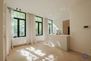 <p><span>Luxueus gerenoveerd appartement met nieuwbouwcomfort op toplocatie aan de Marnixplaats</span></p><p><span>In een rustige, groene enkelrichtingstraat op het gegeerde Zuid bevindt zich dit uitzonderlijk gerenoveerde appartement, afgewerkt met hoogwaardige materialen en een uitgesproken gevoel voor stijl. De renovatie werd uitgevoerd met het comfort, de technieken en de afwerking van een nieuwbouwappartement, maar zonder de aankoop onder btw-regime.</span></p><p><span> </span></p><p><span>Een doordachte indeling, royale plafondhoogte van 3,30 meter, verfijnde maatkasten, travertijnaccenten en een ruim terras maken dit appartement tot een ideale woonplek voor wie houdt van elegant stedelijk wonen met een luxueuze uitstraling</span><span>.</span></p><p><span> </span></p><p><span>Indeling</span></p><p><span>Bij het binnenkomen valt meteen de ruime inkomhal op, voorzien van ingemaakte kasten die zorgen voor een praktische en stijlvolle eerste indruk. Verder is er een apart toilet met handenwasser.</span></p><p><span>De leefruimte vormt het hart van het appartement en biedt plaats aan een comfortabele zithoek met ruime zetel, een gezellige eetplaats voor een grote tafel en extra kastruimte dankzij de ingemaakte kasten en elegante wandkast. De hoge plafonds en hoogwaardige visgraatparket versterken het gevoel van ruimte, licht en klasse.</span></p><p><span> </span></p><p><span>De open keuken sluit naadloos aan bij de leefruimte en werd afgewerkt in travertijn en lichte eik. Ze is uitgerust met kwalitatieve toestellen, waaronder een groot inductievuur, dampkap, vaatwasser, heteluchtoven, microgolfoven, grote koelkast en diepvries. Een keuken die niet alleen esthetisch sterk is, maar ook perfect inspeelt op hedendaags wooncomfort.</span></p><p><span> </span></p><p><span>De royale slaapkamer is voorzien van ingemaakte kasten en biedt een rustige, luxueuze sfeer. Aansluitend bevindt zich de ensuite badkamer met inloopregendouche, dubbele lavabo in travertijn en extra berging met aansluiting voor was- en droogmachine.</span></p><p><span> </span></p><p><span>Het ruime terras van ca. 9 m² vormt een echte meerwaarde: een aangename buitenruimte waar u in alle rust kan genieten, zowel in de zomer als in de winter.</span></p><p><span> </span></p><p><span>Troeven</span></p><p><span>Dit appartement onderscheidt zich door zijn hoogwaardige afwerking en uitzonderlijk renovatieniveau. De combinatie van travertijn, lichte eik, visgraatparket, maatwerk en hoge plafonds creëert een tijdloze, luxueuze uitstraling.</span></p><p><span> </span></p><p><span>Extra pluspunten zijn de ingemaakte kasten, het ruime terras, de mogelijkheid om een extra berging aan te kopen en de lage maandelijkse kosten, geraamd op ca. 25 euro per maand.</span></p><p><span> </span></p><p><span>Algemene informatie</span></p><p><span>Het appartement beschikt over individuele meters voor gas, water en elektriciteit. Dankzij de grondige renovatie behaalt het een EPC-label A. De elektrische keuring wordt conform afgeleverd bij de akte. Het asbestattest is momenteel in aanvraag.</span></p><p><span> </span></p><p><span>Het aandeel van de koper in de kostprijs voor de opmaak van de basisakte bedraagt 850 euro inclusief btw.</span></p><p><span> </span></p><p><span>Het gebouw</span></p><p><span>Het kleinschalige gebouw bestaat uit een kelder en slechts drie appartementen. Het werd volledig gerenoveerd en wordt opgeleverd in 2026 onder EPB-normen. Daarbij werden onder meer het ventilatiesysteem vernieuwd, de dakconstructie vernieuwd en geïsoleerd, een groendak geplaatst, de voor- en achtergevel geïsoleerd en nieuw buitenschrijnwerk voorzien.</span></p><p><span> </span></p><p><span>U koopt dus in feite een appartement met het comfort en de technische prestaties van nieuwbouw, zonder btw te moeten betalen.</span></p><p><span> </span></p><p><span>Verder beschikt het gebouw over een centraal rookdetectiesysteem en videofoon. Er is geen lift aanwezig.</span></p><p><span> </span></p><p><span>Ligging</span></p><p><span>De ligging is zonder twijfel een van de grootste troeven. Het appartement bevindt zich in een rustige en groene enkelrichtingstraat, op een absolute toplocatie in Antwerpen, vlak bij de Marnixplaats op het Zuid.</span></p><p><span> </span></p><p><span>Restaurants, koffiebars, gezellige cafés, boetieks, conceptstores en het vernieuwde KMSKA liggen allemaal op wandelafstand. Tegelijk geniet u van een vlotte verbinding naar de Antwerpse ring.</span></p><p><span> </span></p><p><span>Met een Mobiscore van 9,6/10 is dit de ideale plek voor wie comfortabel, stijlvol en stedelijk wil wonen op een van de meest begeerde locaties van Antwerpen.</span></p><p><span> </span></p><p><span>Kijkdag 11 juli</span></p><p><span>Geïnteresseerde kandidaten kunnen een bod uitbrengen, waarna de verkoper elk bod grondig en weloverwogen zal bekijken.</span></p><p><span>Het kantoor brengt de kandidaten uiterlijk 3 dagen na de kijkdag op de hoogte van de beslissing of verdere stappen.</span></p><p><span> </span></p><p><span> *De informatie in deze prospect is ter informatieve titel: de kandidaat-kopers moeten hun eigen zaak maken van het verkrijgen, controleren en interpreteren van deze informatie.</span></p><p><span> </span></p>