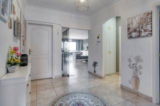 Zeer ruim appartement gelegen op de 4de verdieping met lift bestaande uit: inkomhal met apart toilet, grote living met toegang tot het balkon vooraan, keuken met aansluitend handige berging, 2 badkamers waarvan één reeds vernieuwd werd, 3 slaapkamers en ruim terras achteraan.<br />Onderaards is er een zeer grote en handige berging en een individuele garagebox met aansluitend nog een grote autostaanplaats! (inbegrepen in de prijs)<br />Dit appartement is centraal gelegen vlakbij winkels, openbaar vervoer, Te Boelaer Park, oprit Ring van Antwerpen, enz...<br /> 