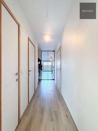 In het centrum van Zulte ligt dit recent instapklaar gelijkvloers appartement.Het omvat inkom met vestiaire en gastentoilet, lichtrijke living met...